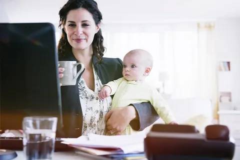 Bebeğiyle işe gelen anneye patrondan inanılmaz destek 10